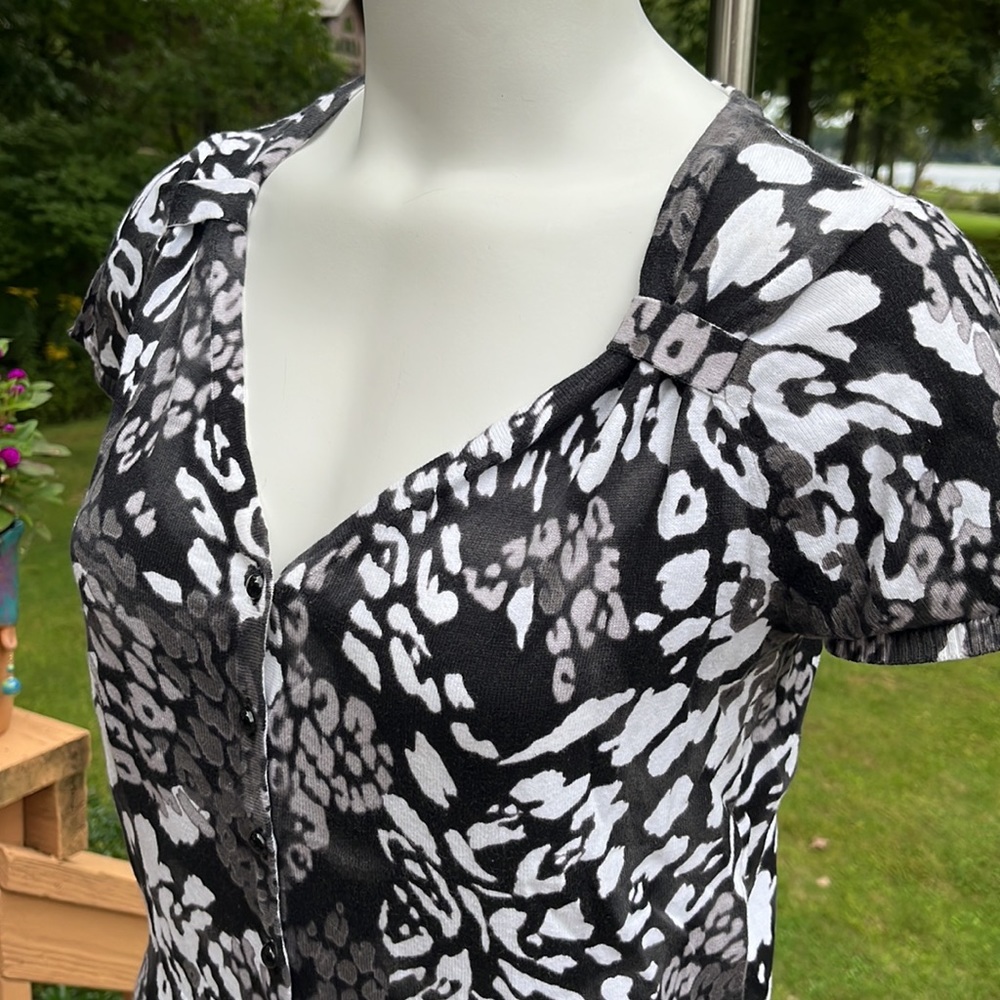 East 5th unworn cap sleeve sweater M